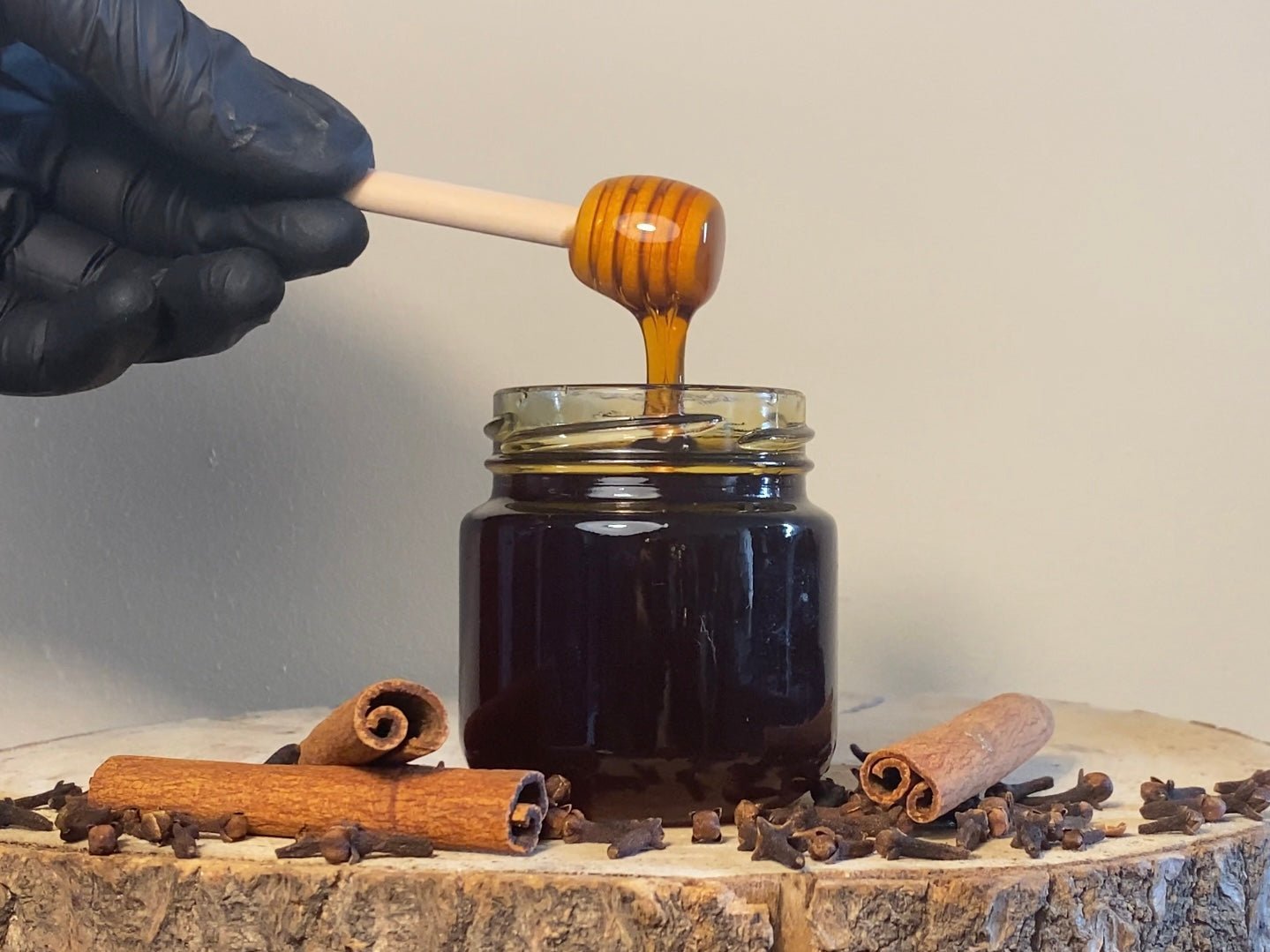 Holm oak honey is a dark, robust honey sourced from the holm oak tree. It has a bold, malty flavor with subtle bitter notes and is packed with minerals and antioxidants. Known for its antibacterial and anti-inflammatory properties, holm oak honey is prized for supporting immune health and respiratory wellness.